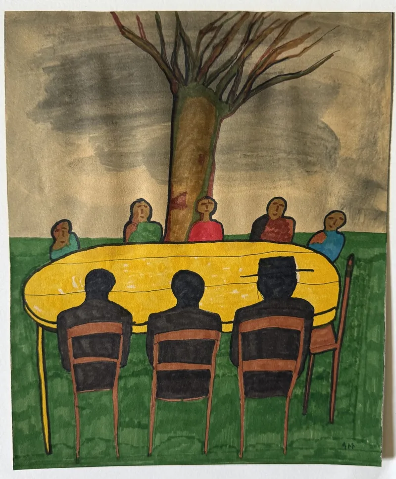 Convives vus de dos autour d'une table jaune ovale sous un grand arbre, ciel ocre