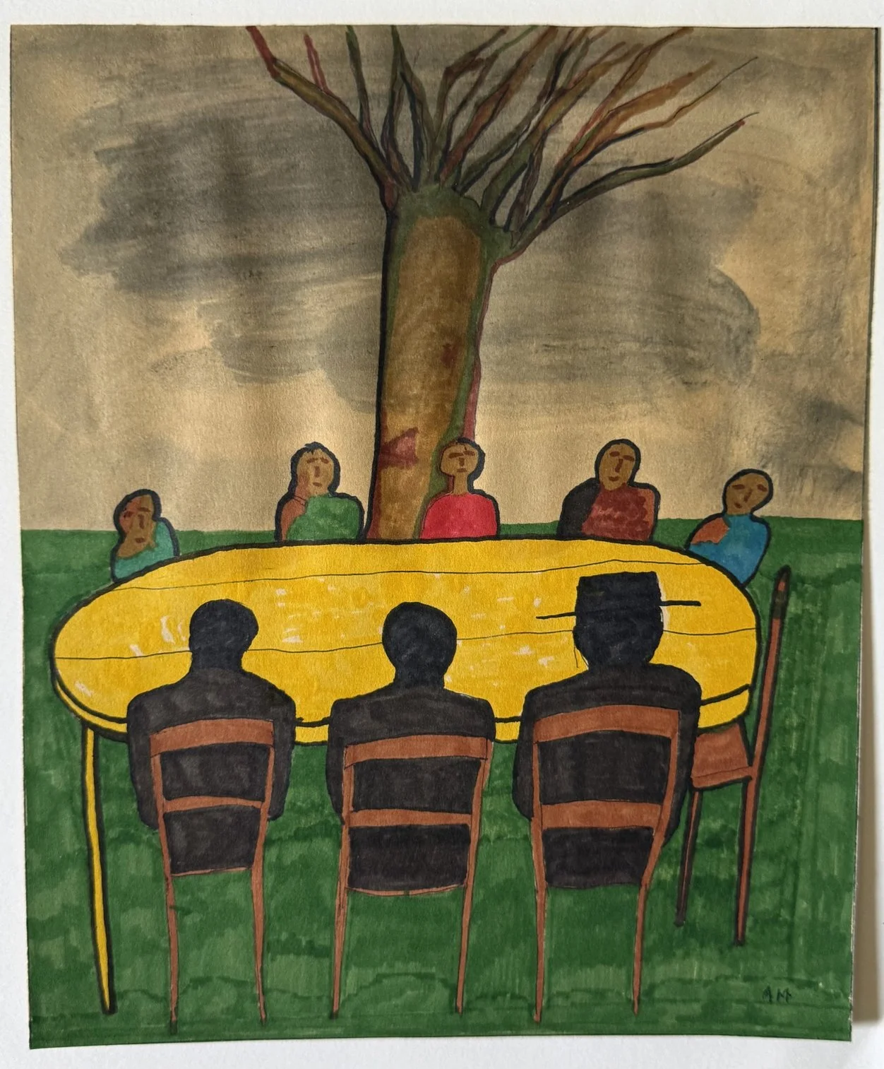 Convives vus de dos autour d'une table jaune ovale sous un grand arbre, ciel ocre