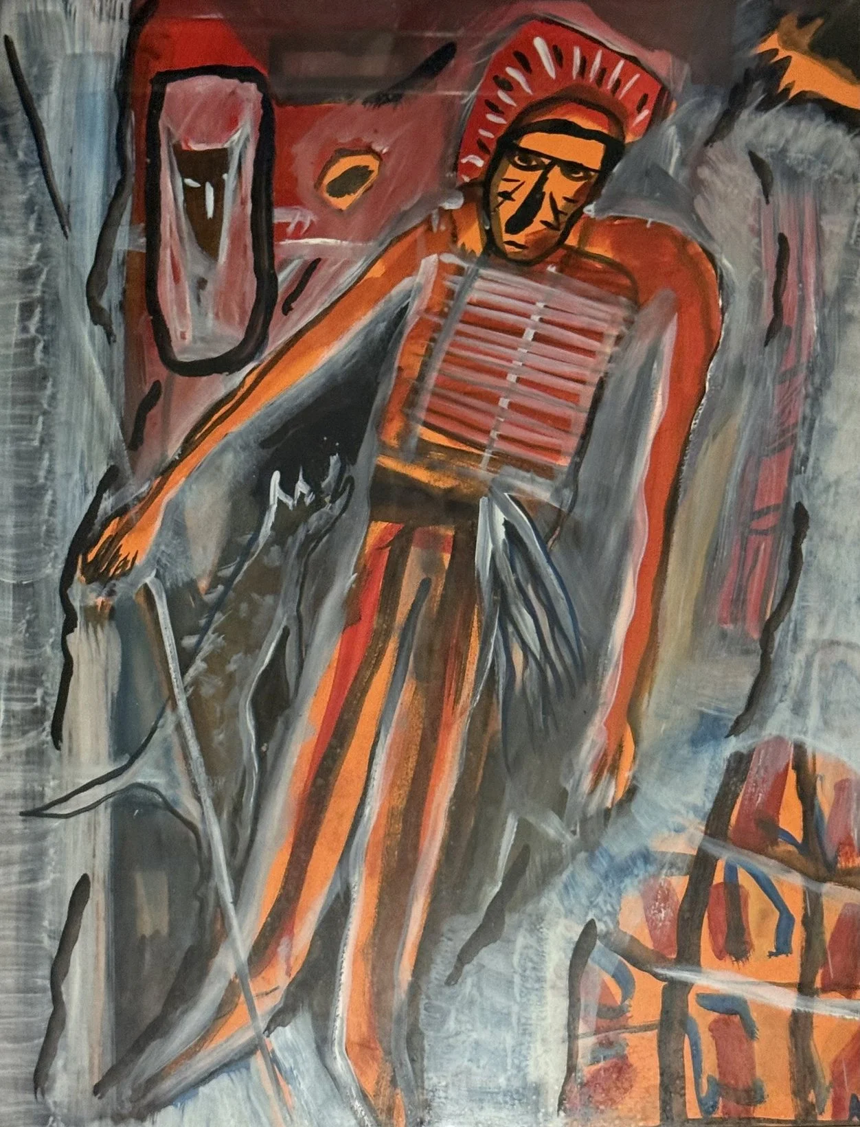 Figure totémique rouge et ocre à la coiffe de plumes, torse strié, masque en second plan