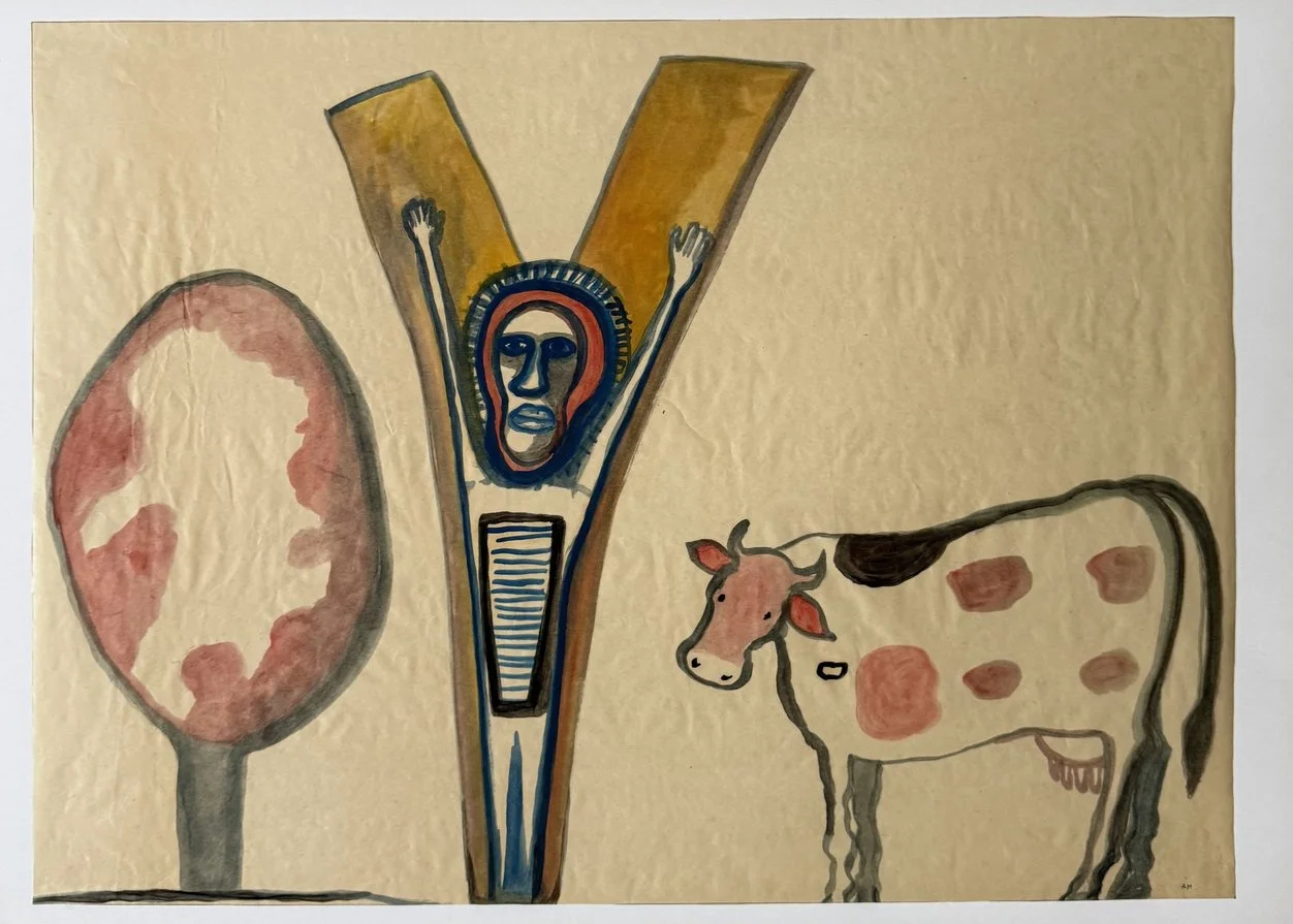 Forme totémique en Y jaune renfermant un visage peint, arbre rose rond et vache tachetée