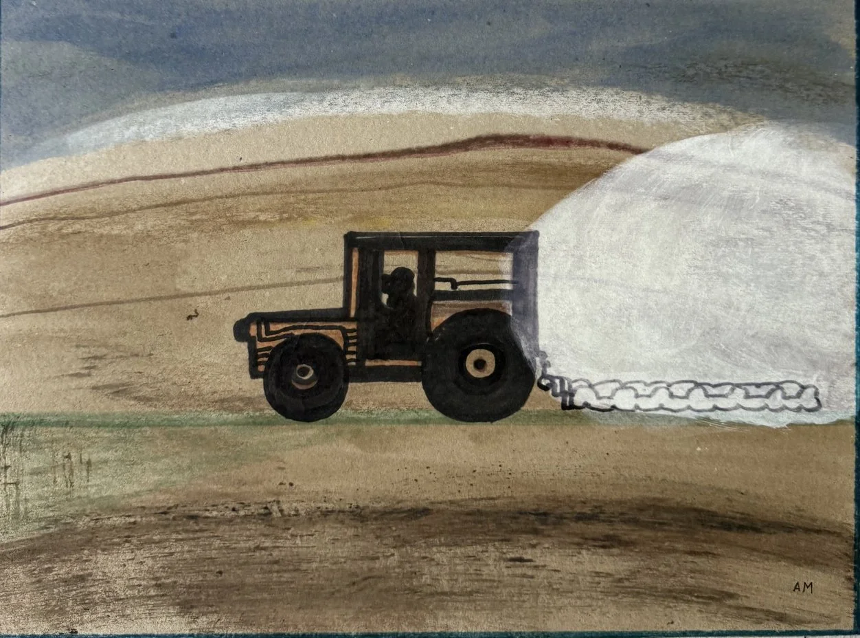 Tracteur sombre tirant une grosse balle de paille blanche sur un champ tan sous ciel bas