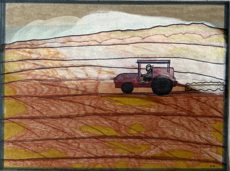 Tracteur rouge traversant un champ strié rouge et jaune, ciel de coucher de soleil