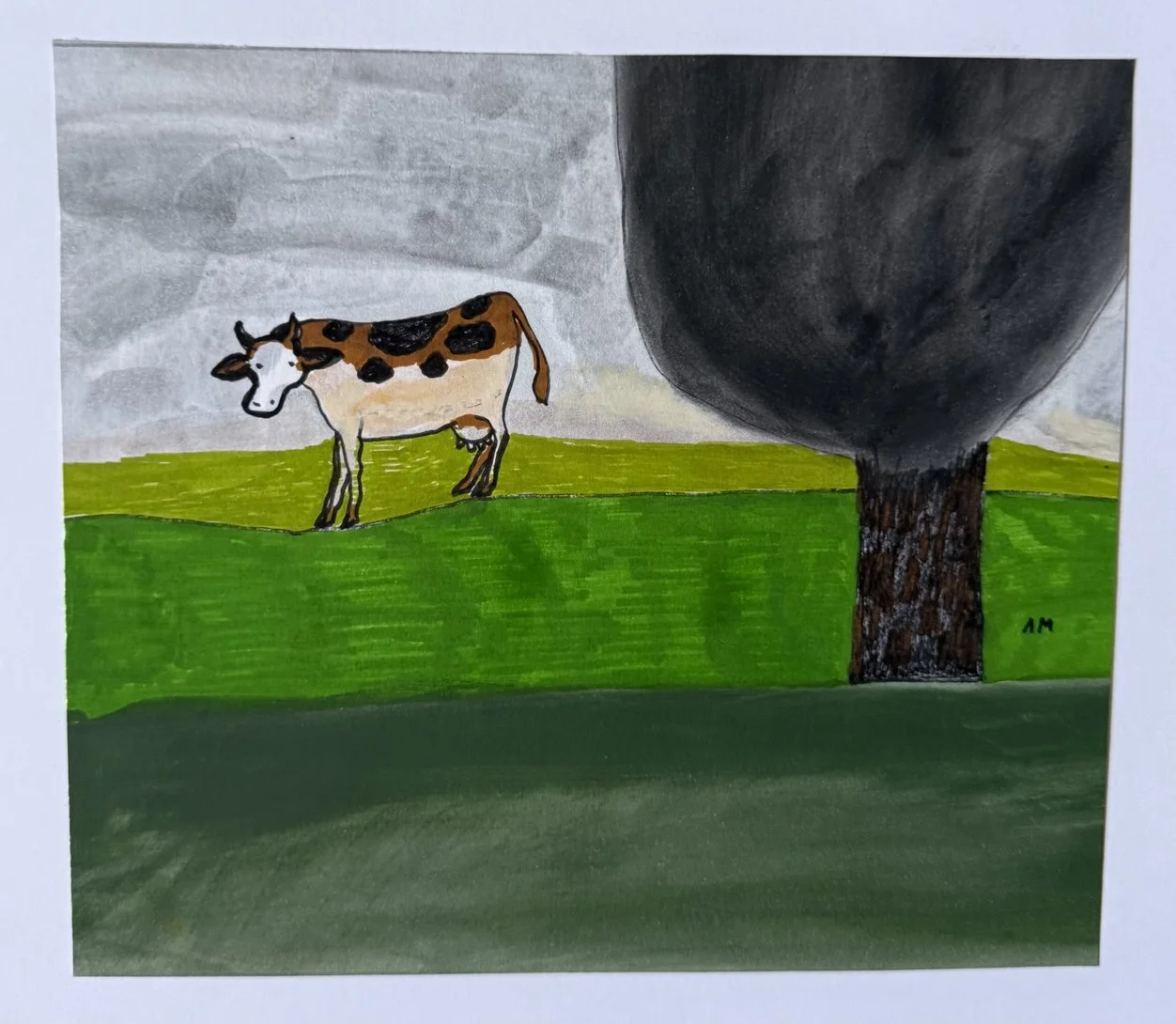 Vache tachetée sous un ciel orageux, arbre sombre chargé d'un nuage de fumée noire