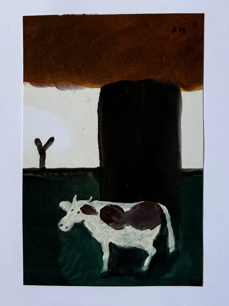Petit format, pilier sombre dressé au bord de l'eau verte, vache tachetée à sa base