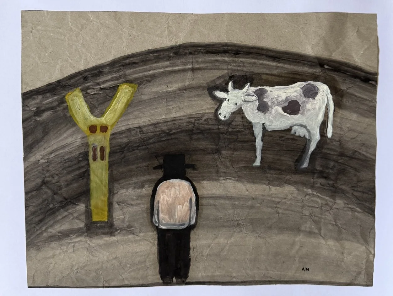 Totem jaune en Y, vache tachetée et petite silhouette au chapeau sur papier froissé gris