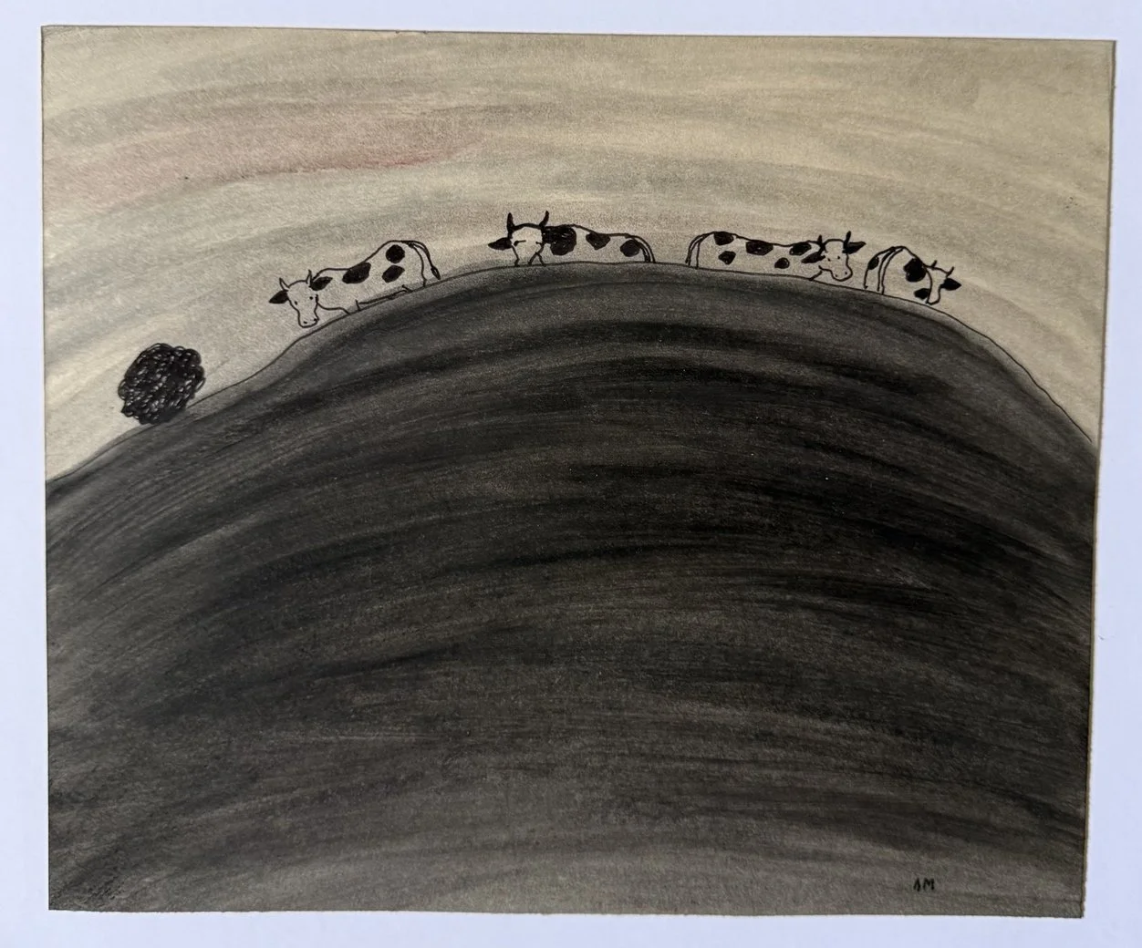 Rangée de vaches tachetées le long de la crête sombre d'une colline, ciel sépia