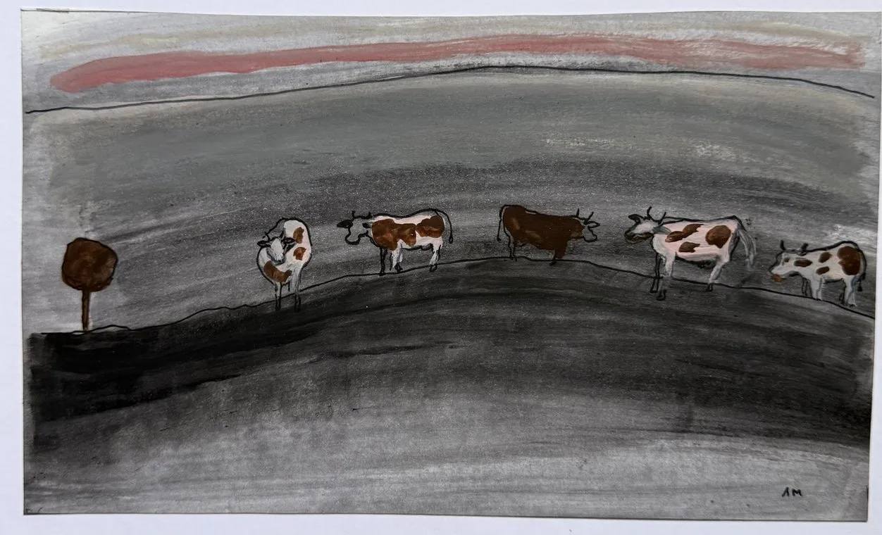 Rangée de vaches tachetées dans un paysage gris et rose, petit arbre rouge isolé