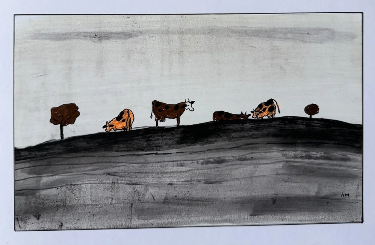 Rangée de petites vaches sur une colline grise, palette sourde et minimale