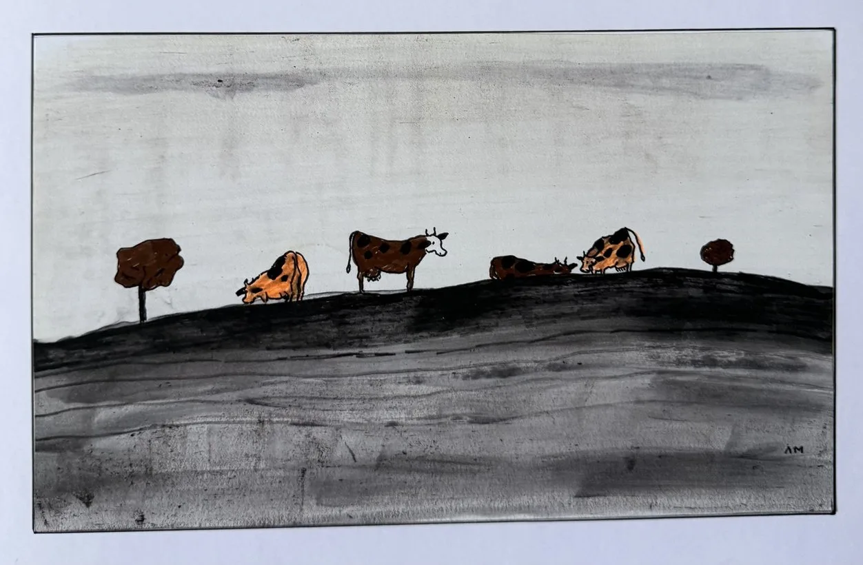 Rangée de petites vaches sur une colline grise, palette sourde et minimale