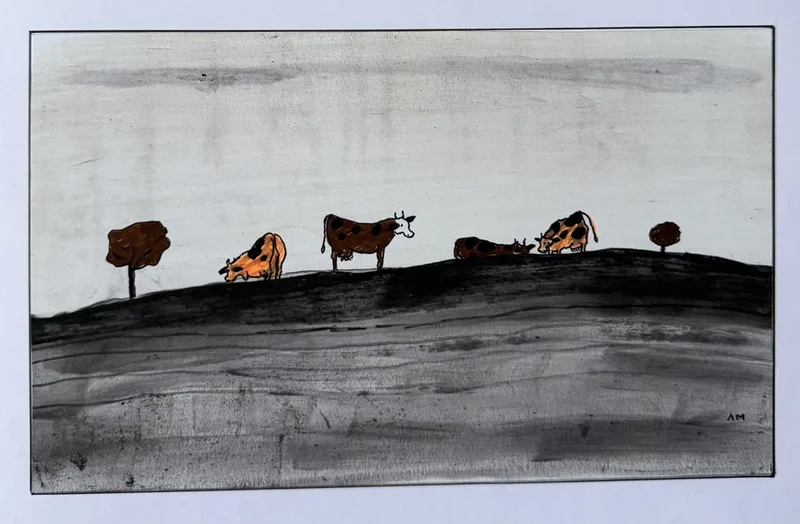 Rangée de petites vaches sur une colline grise, palette sourde et minimale