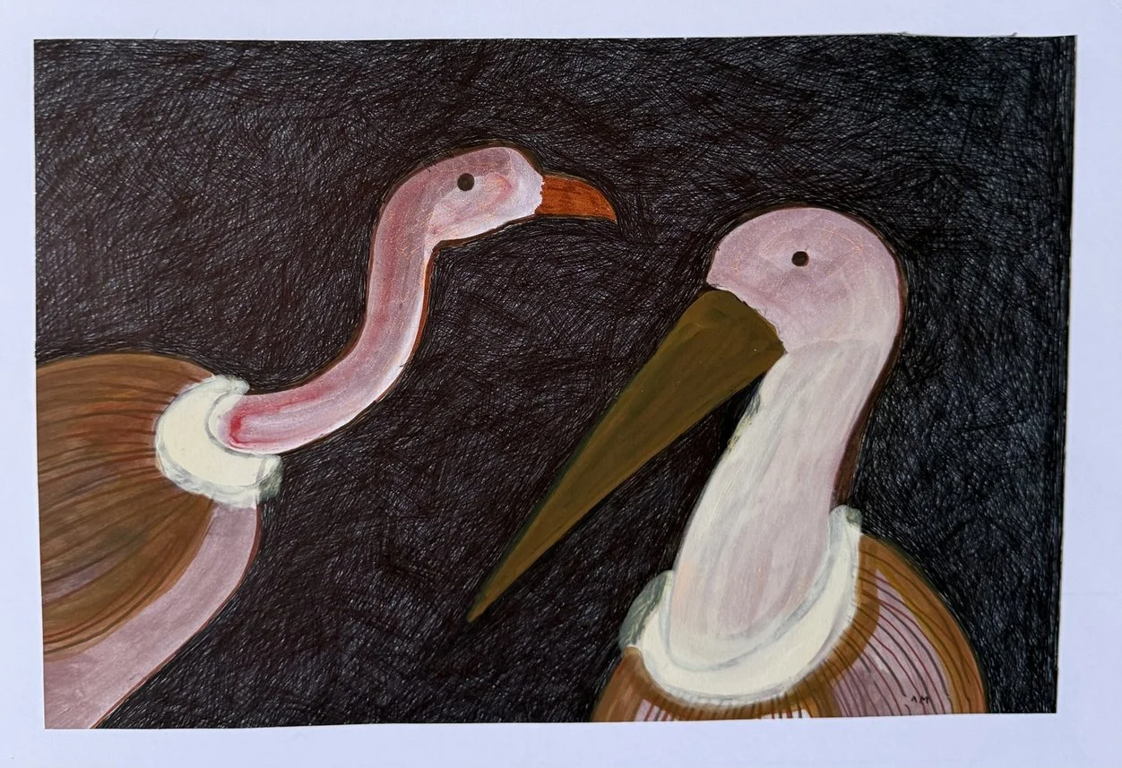 Deux têtes d'oiseaux roses au long cou se faisant face sur fond sombre